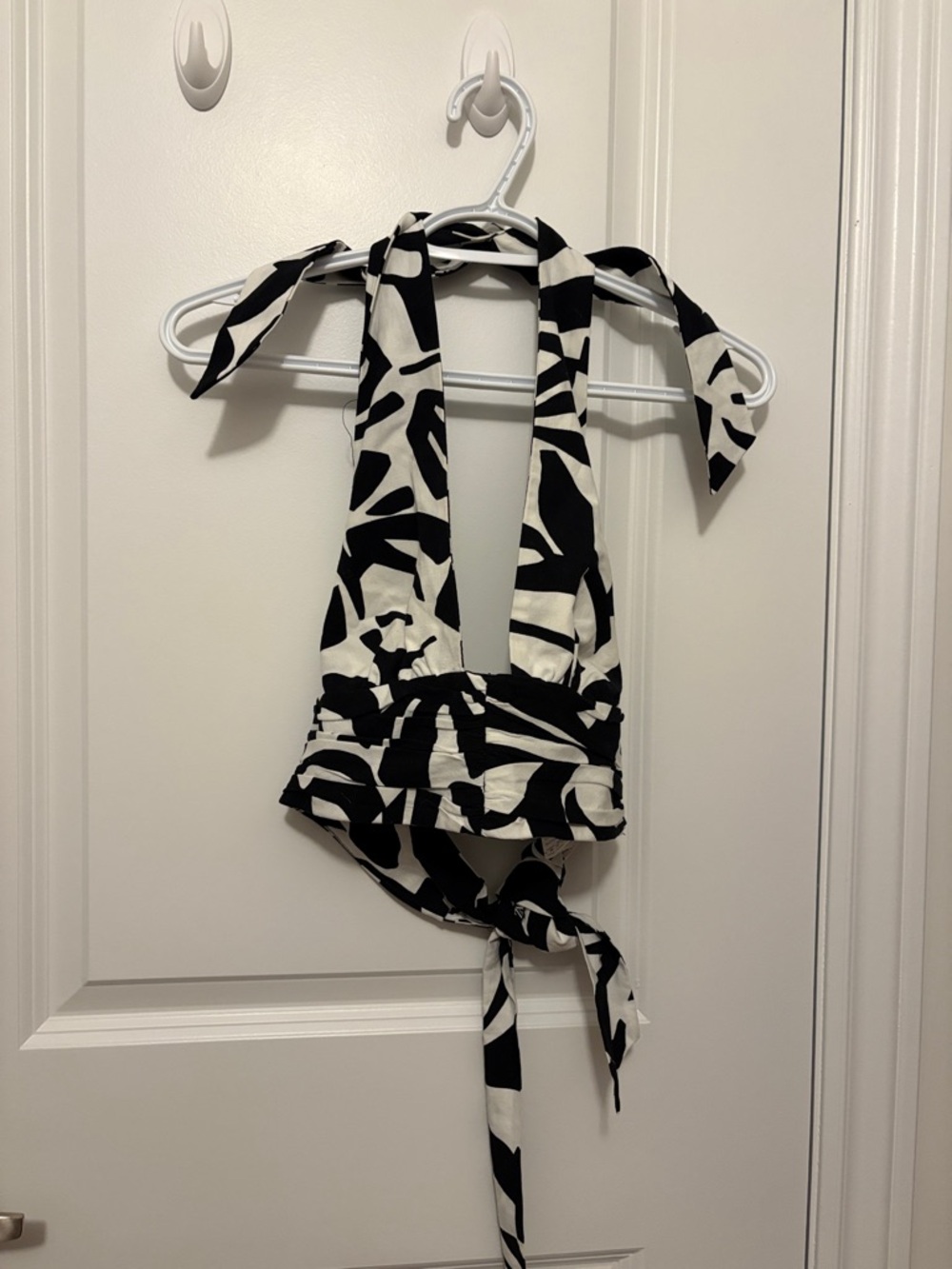2/30$ Zara Black and White Printed Halter Crop Top